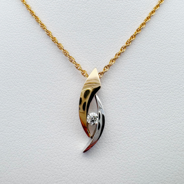 Pendant in Gold With Diamond