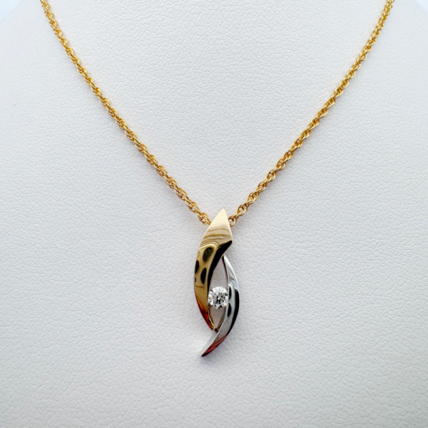 Pendant in Gold With Diamond