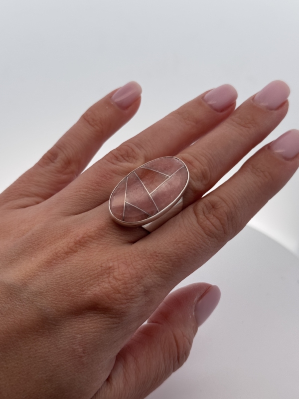 Embrace elegance with this Natural Rhodochrosite Ring, set in high-quality 925 sterling silver. The beautiful pink rhodochrosite gemstone radiates warmth and charm, making it a perfect piece for everyday wear or special occasions. Designed for both beauty and comfort, this ring sits effortlessly on the finger, offering a smooth and secure fit.