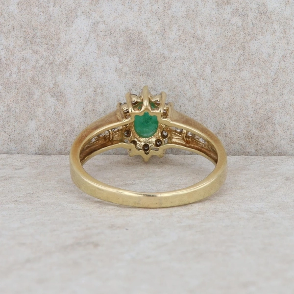 Oval Natural Emerald 0.22ct and 0.20 CT. T.W. Diamond Ring in 10K Gold - Image 5
