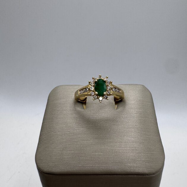 Oval Natural Emerald 0.22ct and 0.20 CT. T.W. Diamond Ring in 10K Gold
