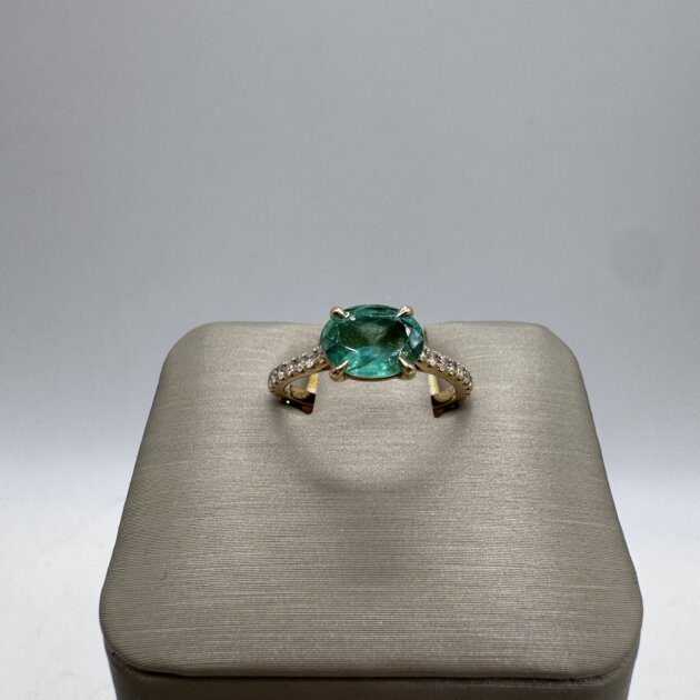 Oval Natural Emerald 0.75ct and 0.20 CT. T.W. Diamond Ring in 14K Gold