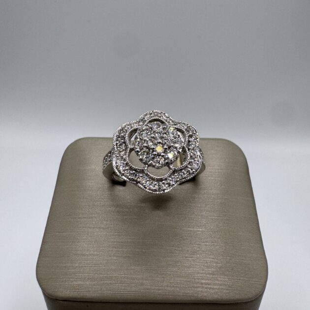 14k White Gold Diamond 1ctw Fashion Flower Motive Ring