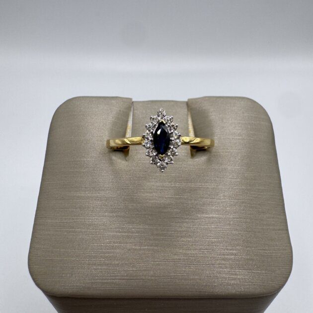 18kt Yellow Gold Oval Sapphire Flower 0.21ct Diamond 0.10ctw Ring