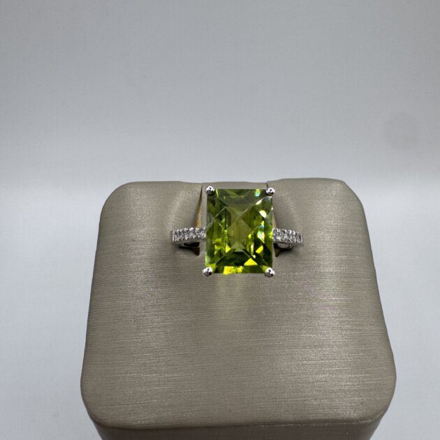 14kt White Gold Emerald Cut Peridot 2.60ct Diamond 0.05ctw Ring
