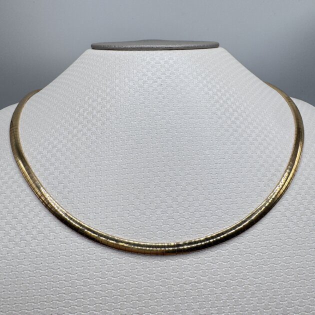 14K Yellow Gold Flat Omega Necklace This 18" flat omega necklace in 14K yellow gold (4mm, 21.48g) showcases a classic and bold style. Its smooth, reflective surface adds timeless elegance to any look.